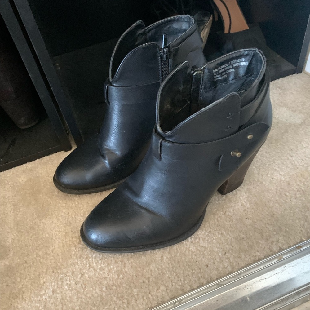 XOXO Karol Black stack heeled booties Size 8